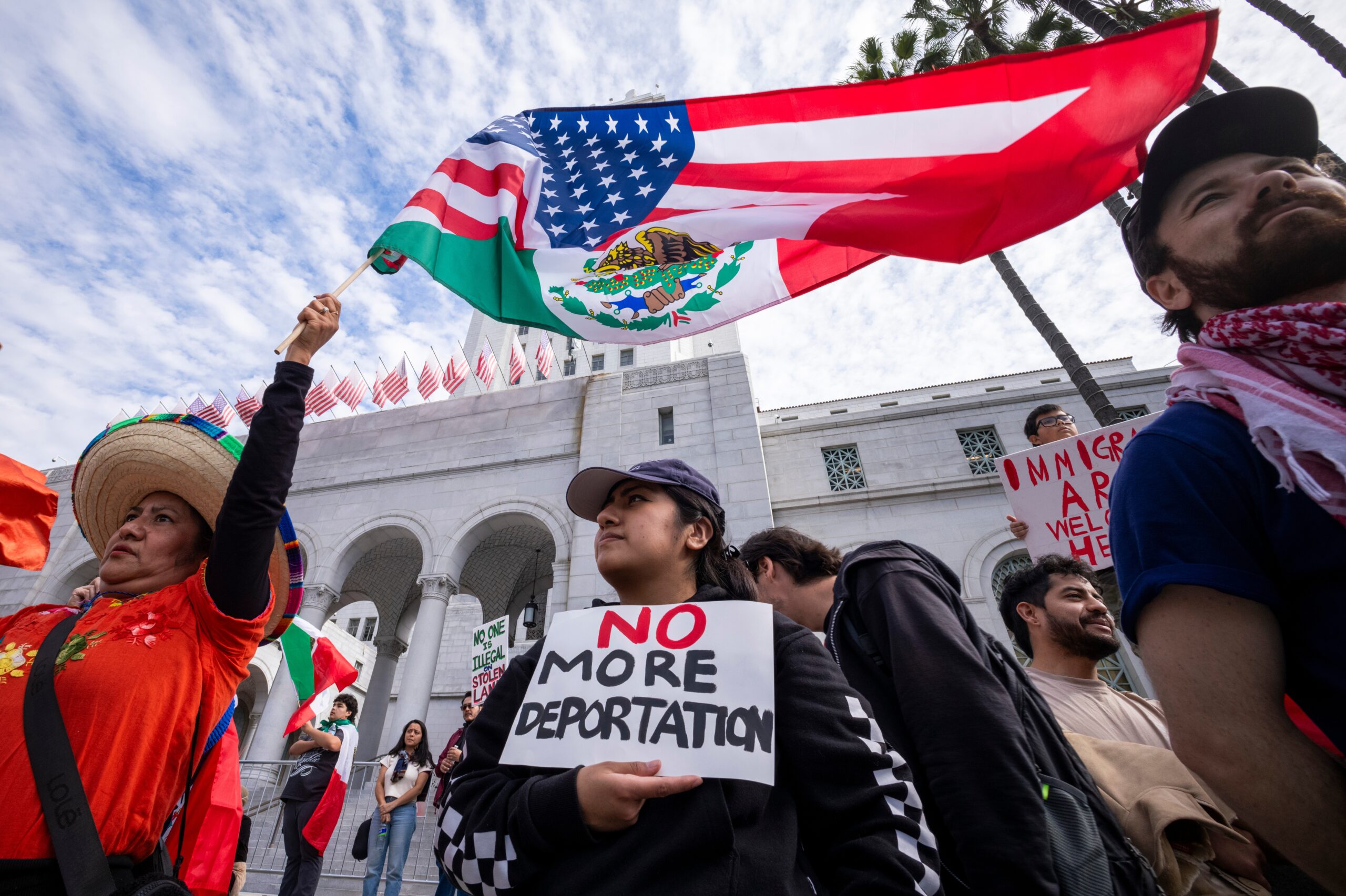 Los activistas demandan a las autoridades federales sobre las redadas de hielo en Los Ángeles