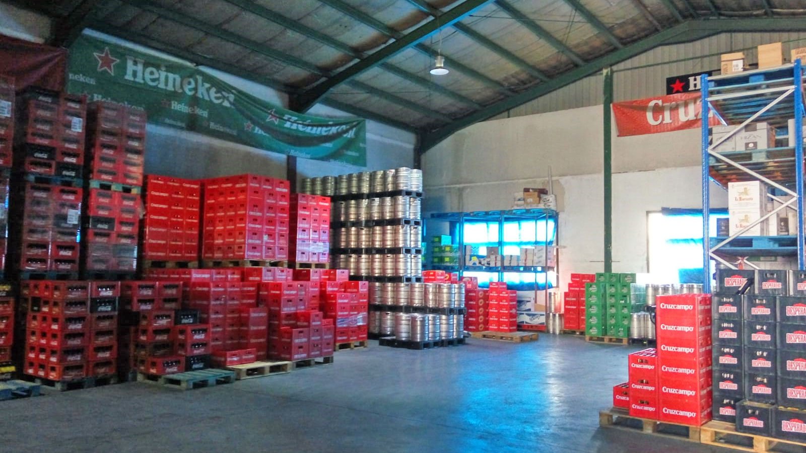 Ex empleado y novia colada en el almacén y roba 65 barriles de cerveza en el sur de España