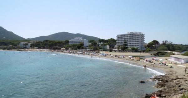El turista golpea al trabajador de la playa, “No habla alemán, se ve sucio y le faltan dientes”.