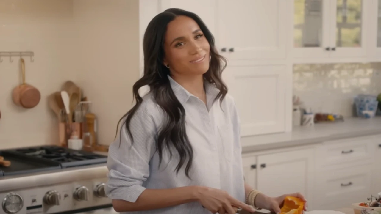 Pamela Anderson reacciona a las afirmaciones de Meghan Markle copiando su programa de cocina: “Ella solo está haciendo lo suyo”