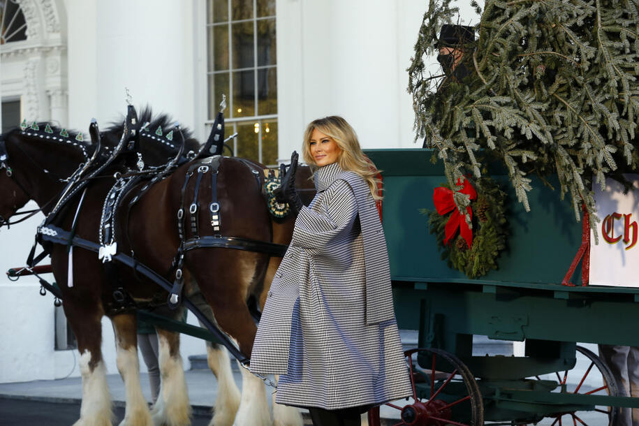 Melania se prepara para arruinar la Navidad, y los tallos republicanos de Texas Trump Trump