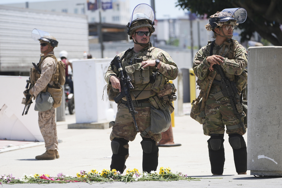 Los gobernadores del Partido Republicano envían a los guardias nacionales estatales para hacer las ofertas de ICE