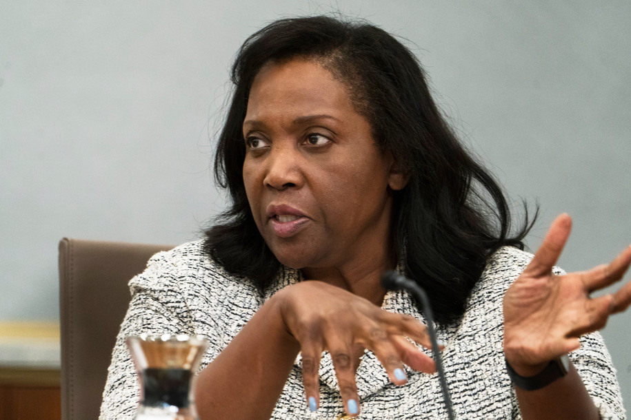Trump apunta a otra mujer negra poderosa, y no la tiene