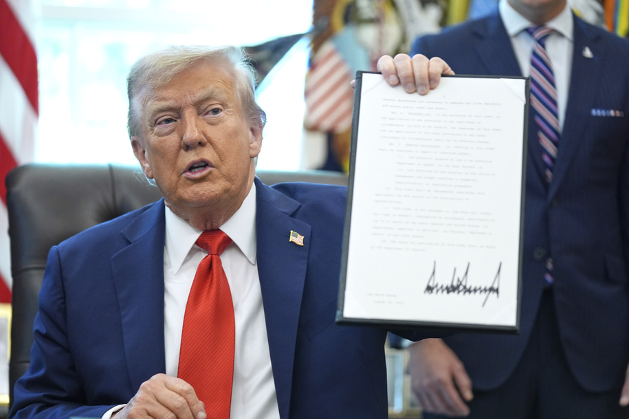 Trump dice que la quema de bandera es un crimen, la primera enmienda sea condenada