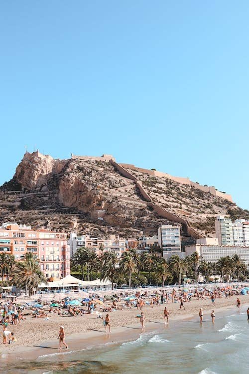 Desde el calor abrasador hasta las tormentas repentinas: aparatos ortopédicos de Alicante para fuertes lluvias