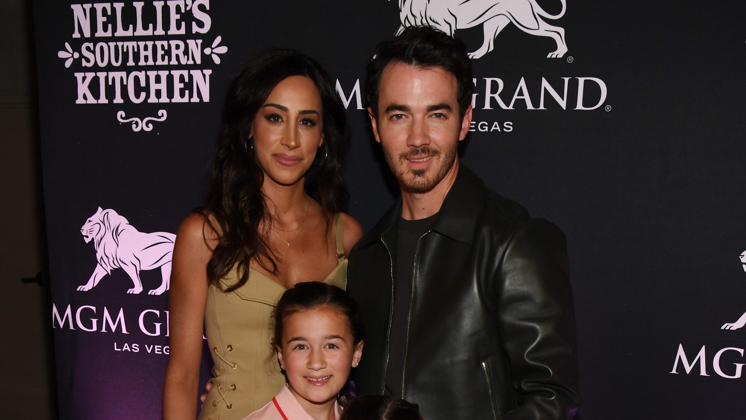 Todo sobre sus 2 hijas con su esposa Danielle Jonas – Hollywood Life