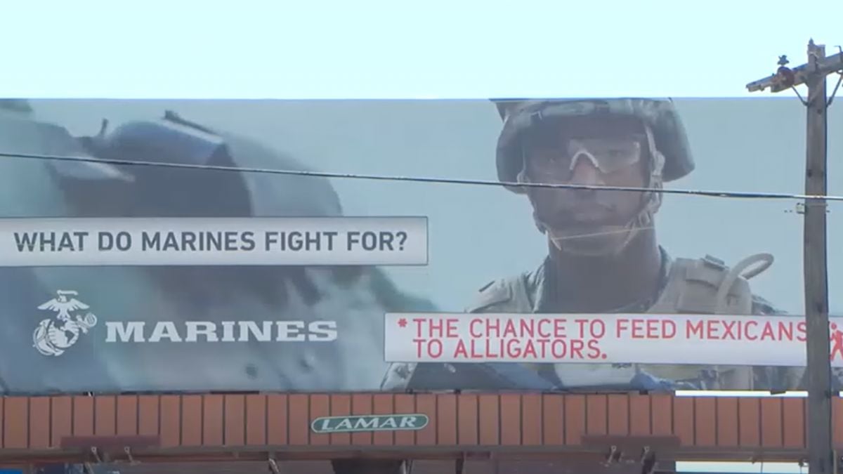 Billboard del Cuerpo de Marines desfigurado por el grupo pro-ilegal