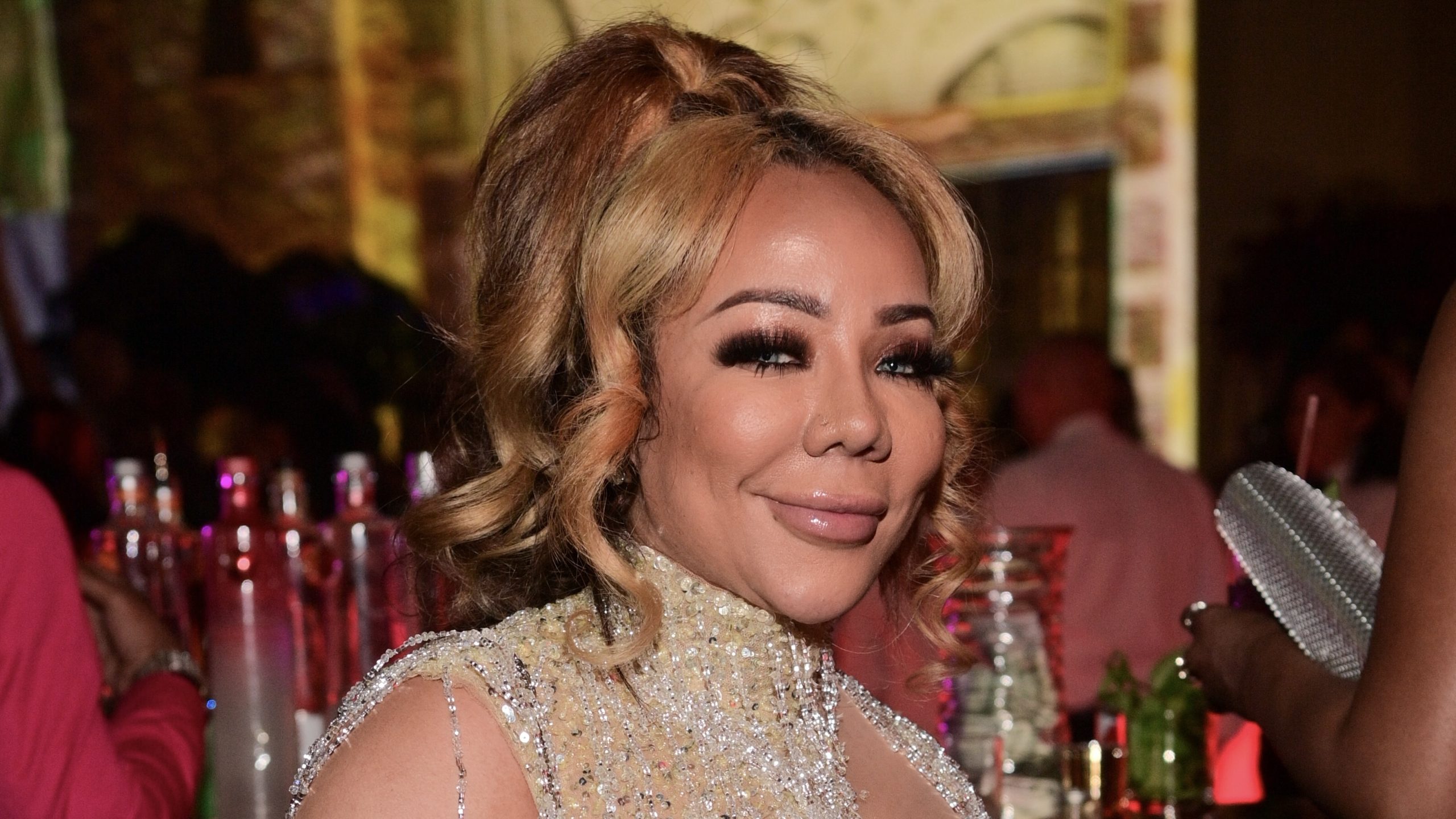 Tiny Harris Turns Heads con el nuevo cabello y la cara glam (foto)