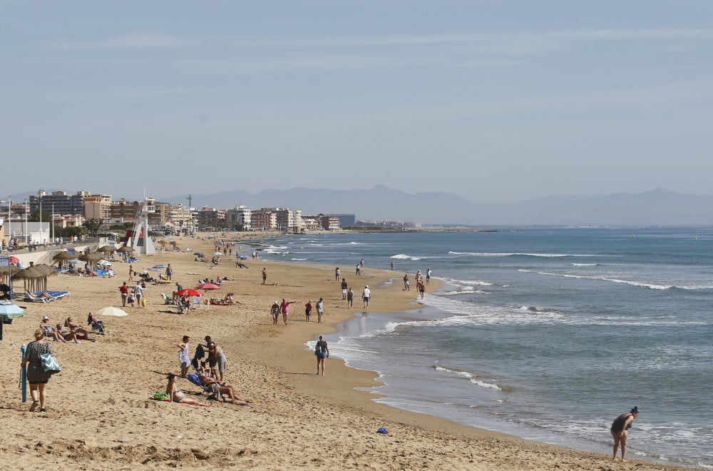 Dead Cow se lava en la playa ocupada de Torrevieja