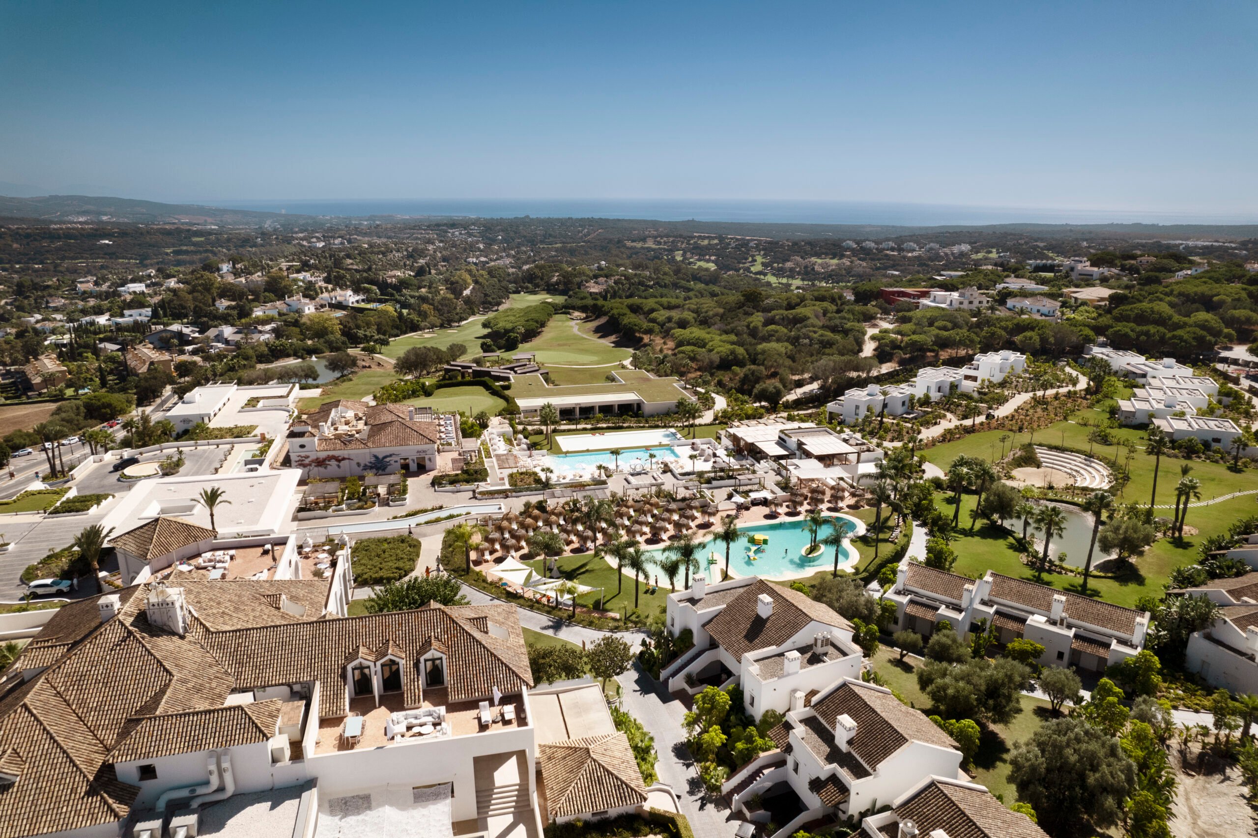 Con nombres como Domecq, Cartier y Oppenheimer en la mezcla, no es de extrañar que Sotogrande en España sea el patio mediterráneo de los ricos y famosos