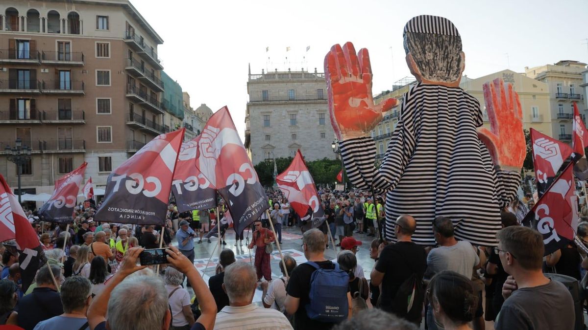 Miles de personajes Vuelven A Exigir la Dimisón de Mazón en la Décima Protesta Tras la Dana