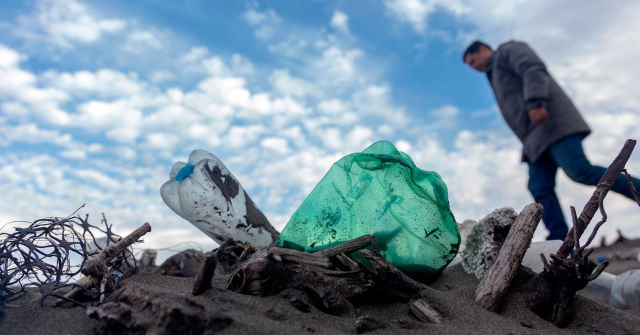 Las playas centroamericanas están siendo invadidos por plástico local y extranjero