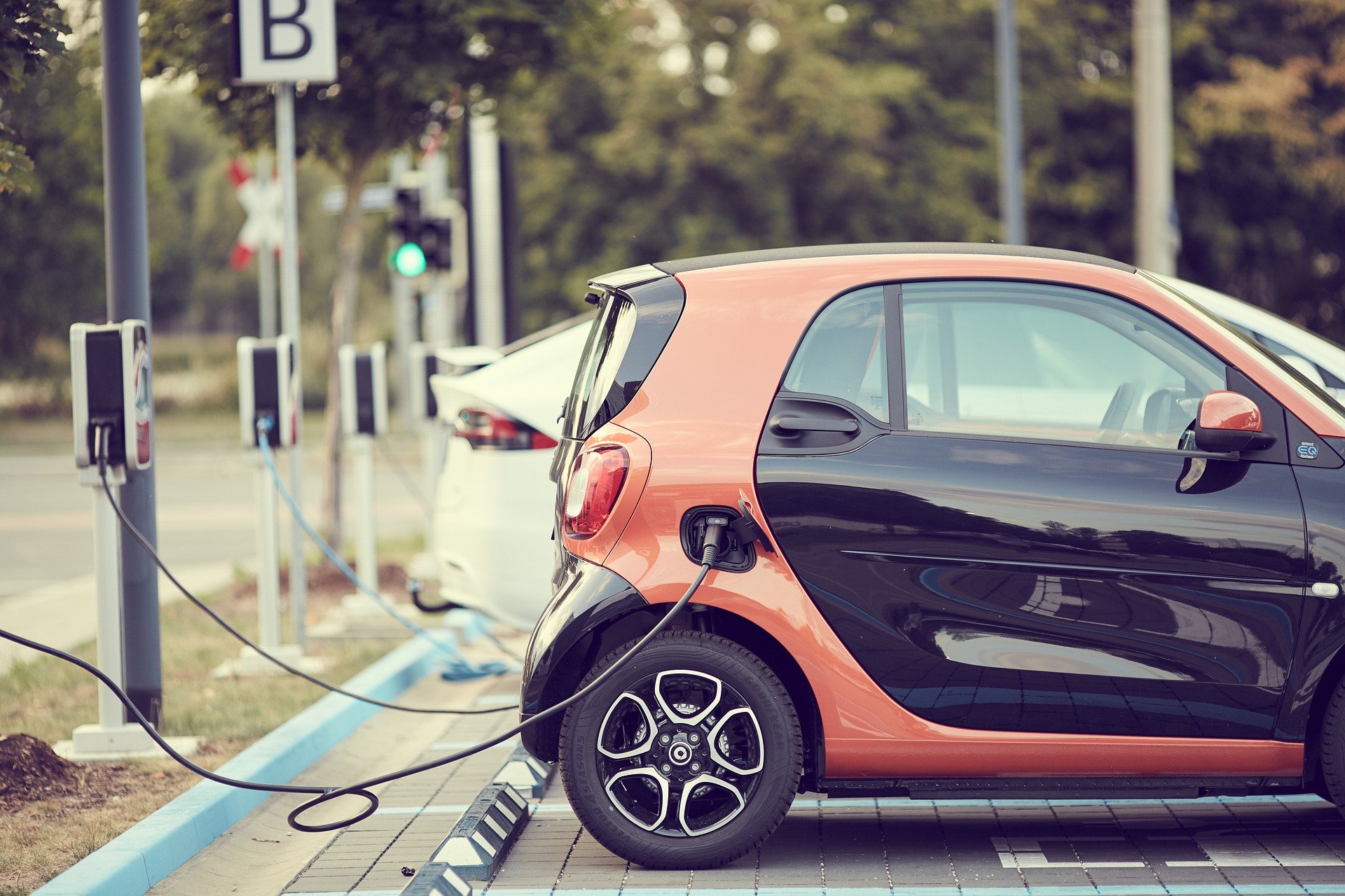 Las ventas de automóviles eléctricos e híbridos ya han roto el total de 2024 en España