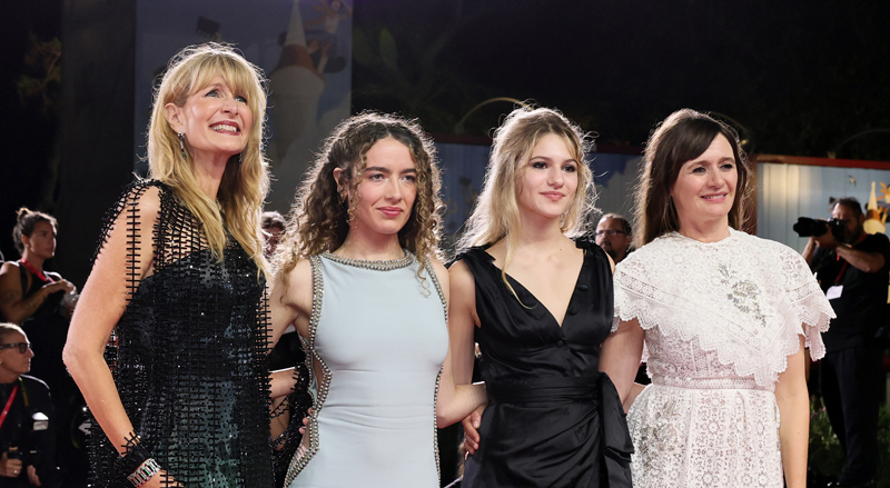 ¡Las protagonistas de ‘Jay Kelly’ Laura Dern y Emily Mortimer traen a sus hijas al estreno del Festival de Cine de Venecia!