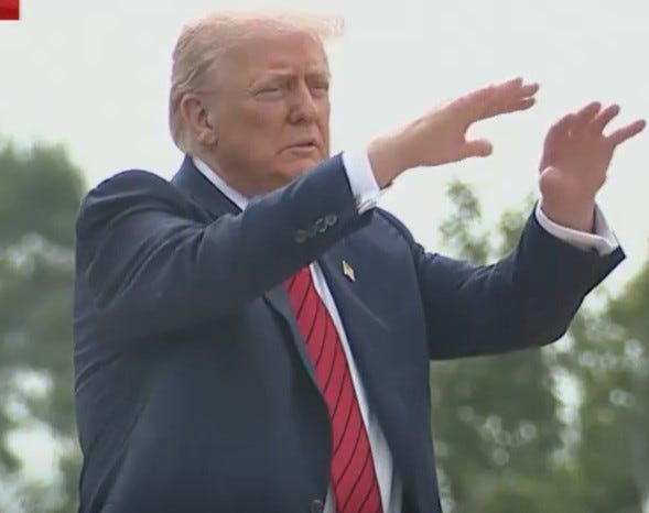 Trump deambuló por el techo de la Casa Blanca gritando a los periodistas mientras pretendía inspeccionar las cosas