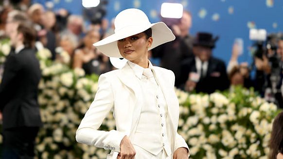 Por qué las celebridades están obsesionadas con las noches de póker, la moda del casino y la estética de los juegos de lujo – Hollywood Life