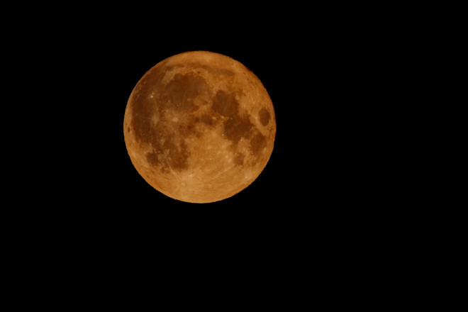 Un esturión se eleva la luna llena y los planetas se agruparán en el cielo a principios de agosto de 2025