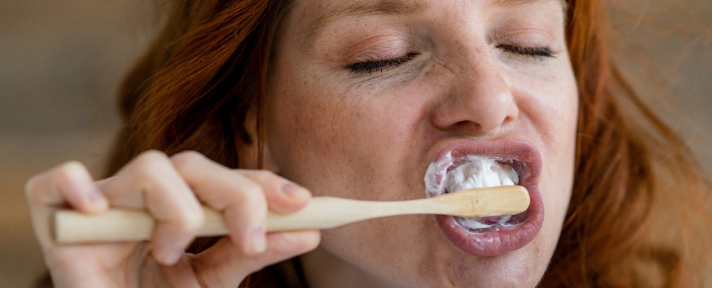 Algo en tu cabello podría hacer la mejor pasta de dientes: Sciencealert