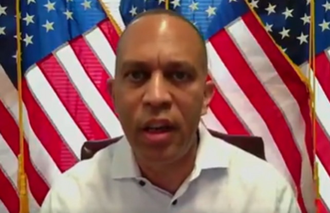 El líder de la Cámara de Representantes, Hakeem Jeffries, acusa a los republicanos de tratar de ‘robar’ las elecciones de mitad de período de 2026 (video) | El experto de la puerta de entrada