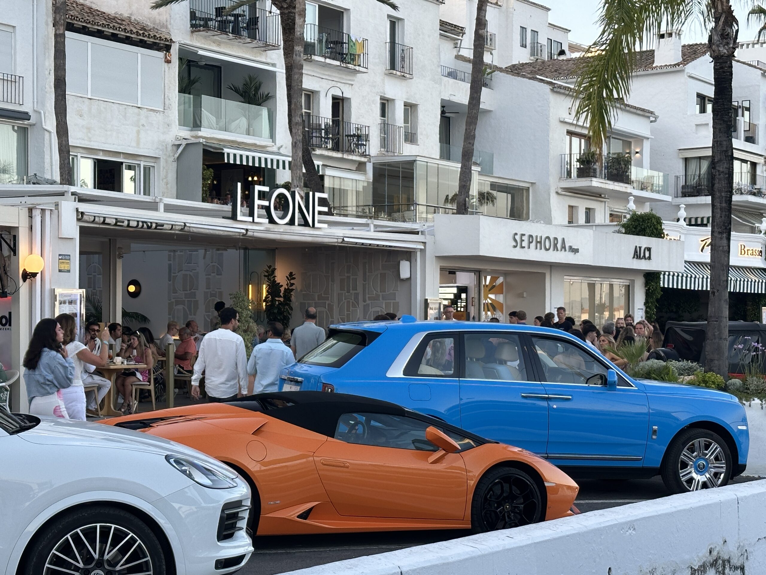Leone está rugiendo en silencio: Jon Clarke encuentra un lugar tranquilo y sin pretensiones para comer bien en paz en Banus en el corazón del verano