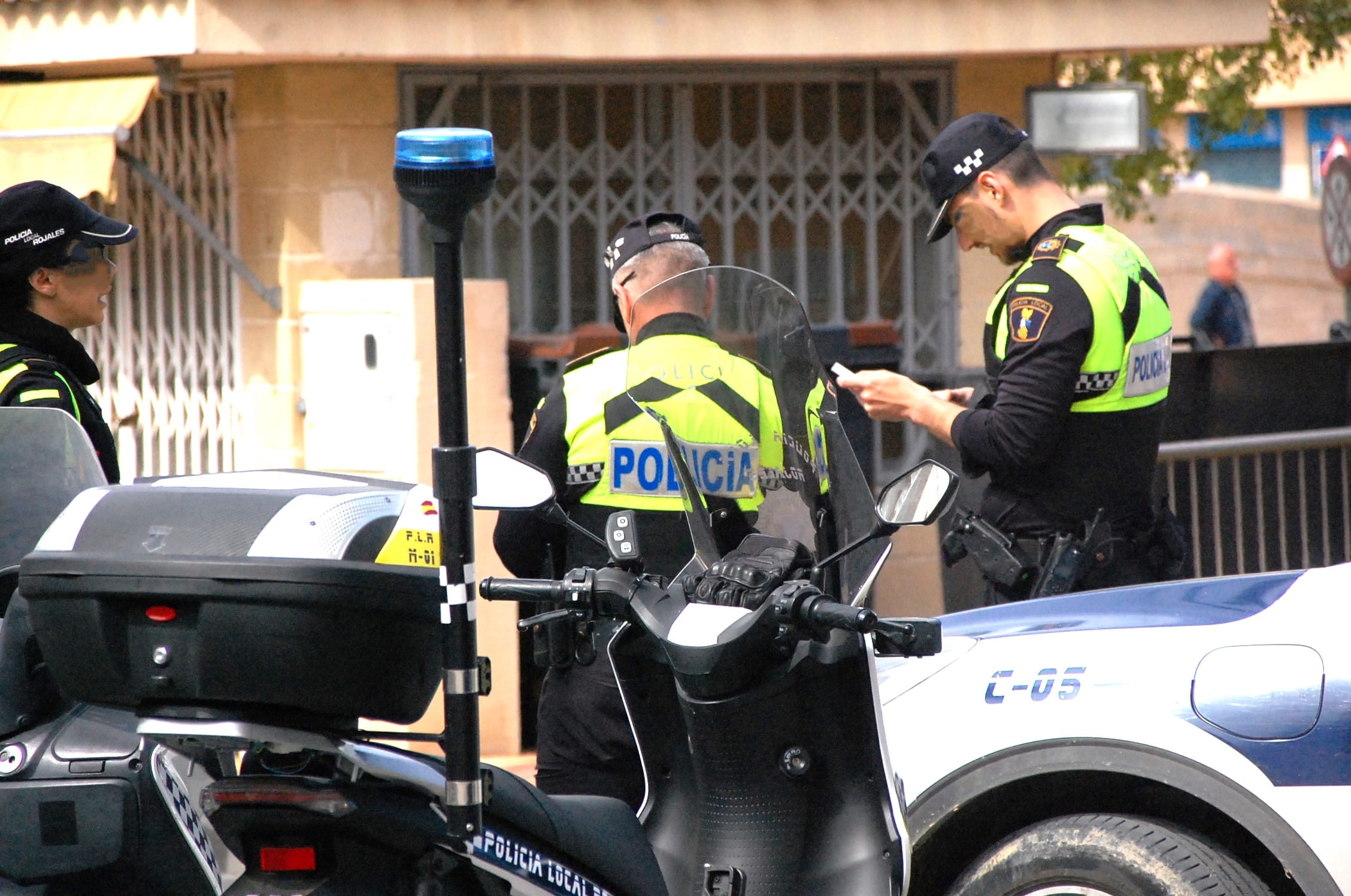 Cuatro miembros de la familia arrestados después de asalto a los agentes de policía de Rojales por un auto estacionado inadecuado