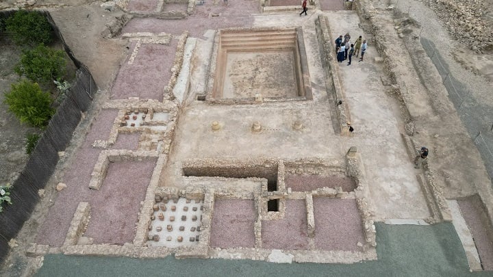 Los baños romanos gigantes finalmente se desenterraron en el elche de España después de ocho años de excavación