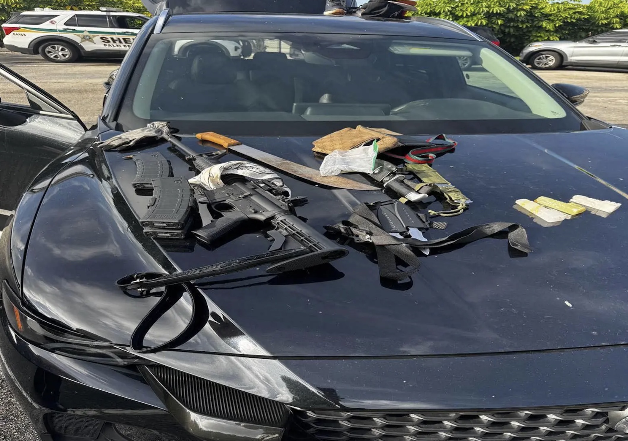 El posible tiroteo masivo frustrado en el Aeropuerto Internacional de Palm Beach-delincuente armado con AR-15 cargado y cuchillos arrestados en zona restringida-FBI ahora investigando | El experto de la puerta de entrada