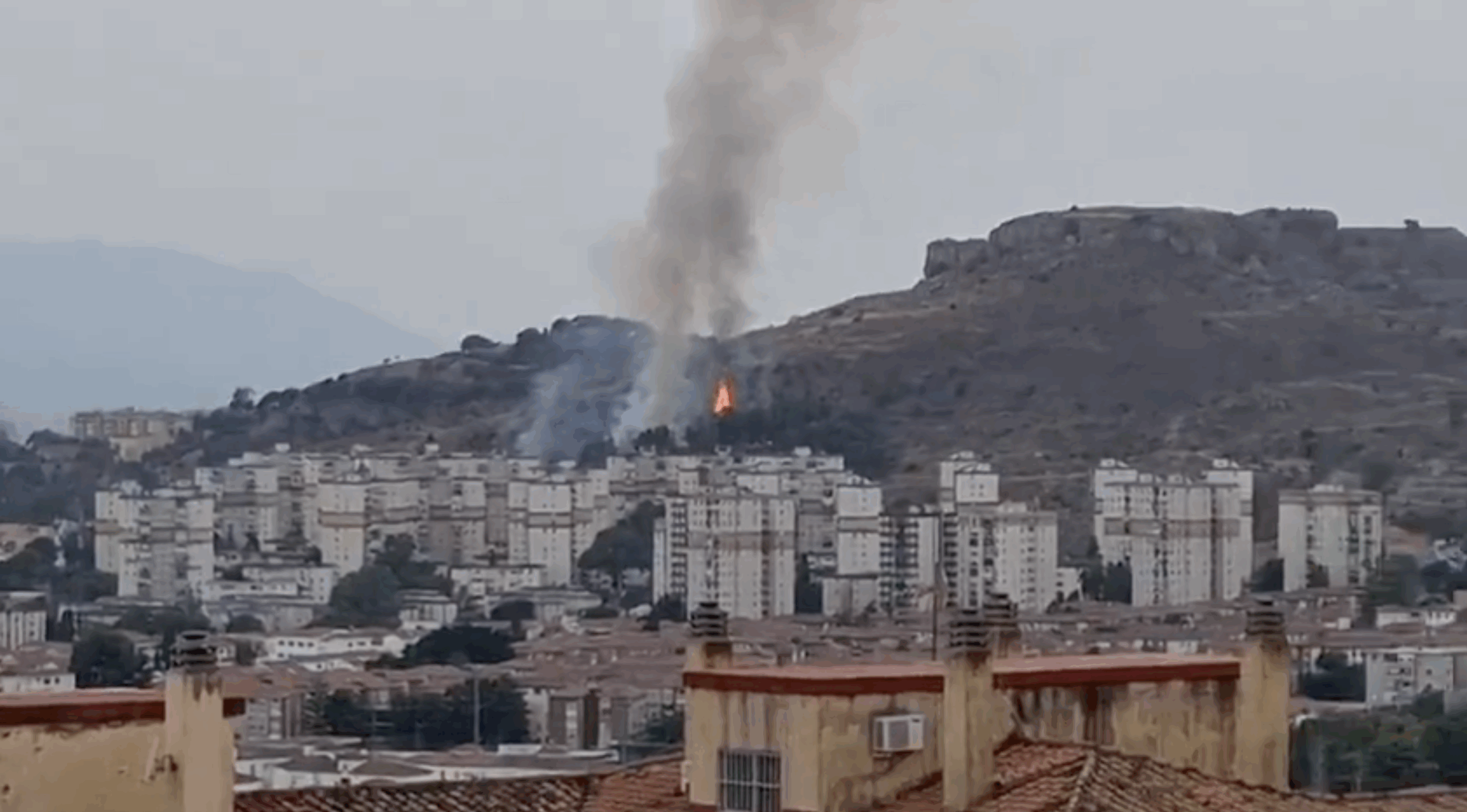 Breaking: Helicopters se apresuran a incendios salvajes en las afueras de Málaga: llamas claramente visibles desde las casas de los residentes
