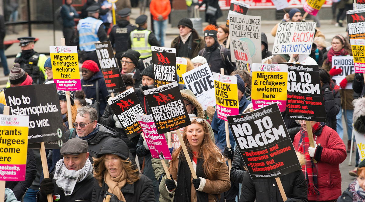 Pro y los anti-migrantes se enfrentan frente al hotel en Londres «Euro Weekly News