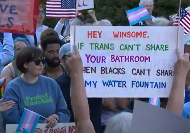 El funcionario demócrata en Virginia culpa a los republicanos negros y republicanos por el signo racista de un liberal celebrado en su evento | El experto de la puerta de entrada