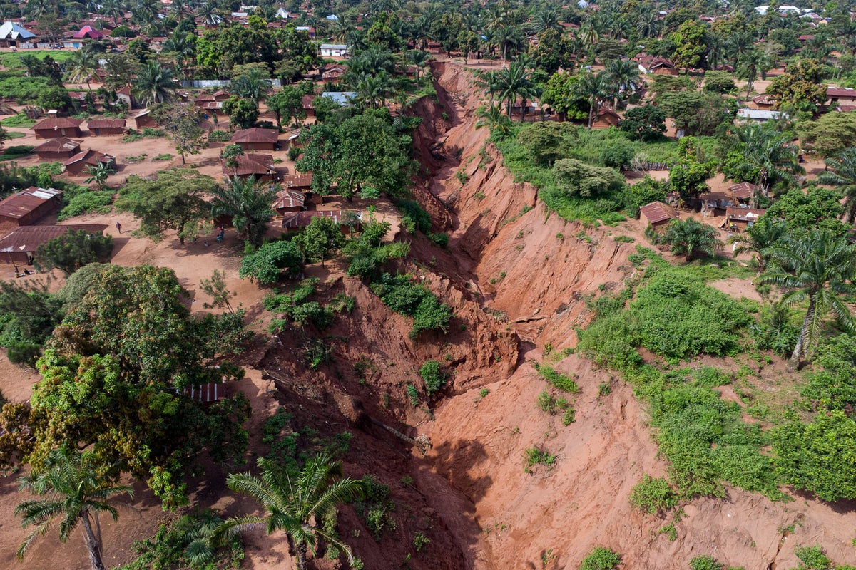 ‘Gigantes’ gigantes en la tierra amenazan a las ciudades en África en medio de la rápida urbanización