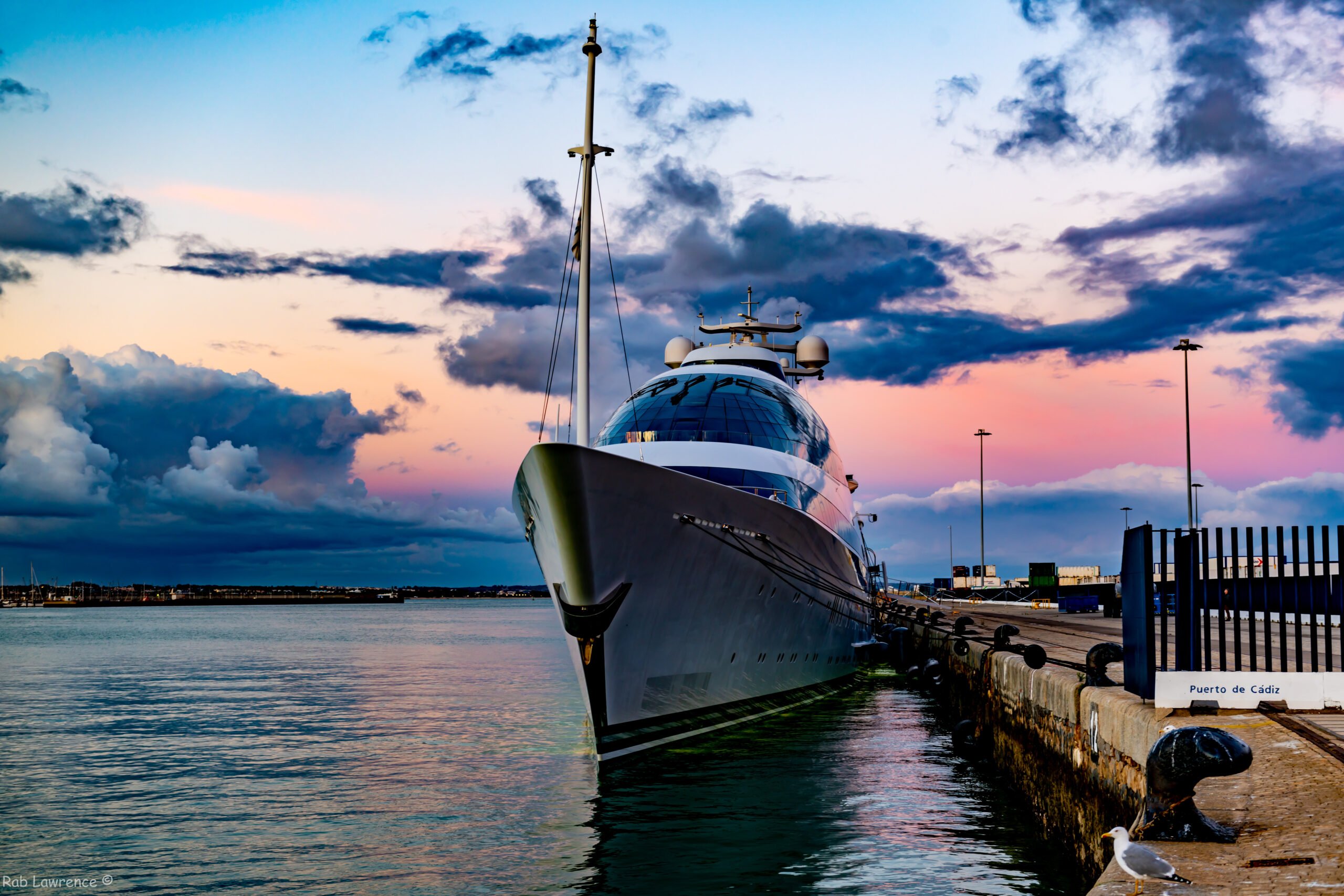 El ‘yate Dolphin’ de € de Dubai Prince toca la cabeza mientras atracan en la Malaga de España