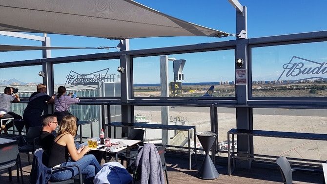 ¿Por qué todavía se permite el alcohol en vuelos y en los aeropuertos?