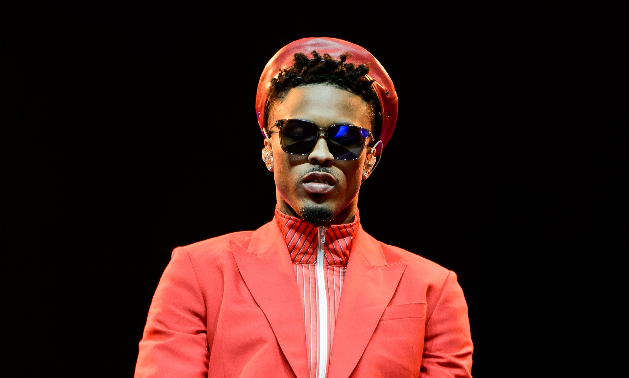 ¡Hazlos saber! August Alsina reacciona a su novio zu rumores de diferencia de edad.