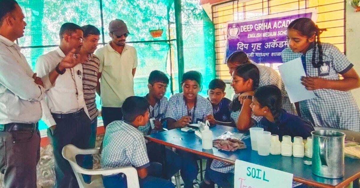 Los estudiantes de Pune ayudan a los agricultores a evaluar el suelo y aumentar la salud de los cultivos