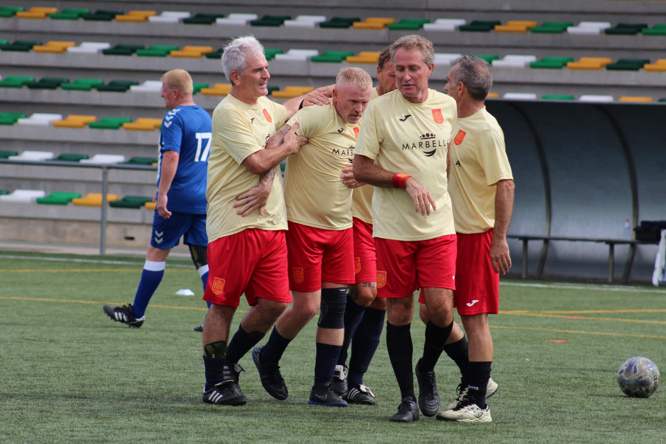 España de más de 50 años caminando al equipo de fútbol triunfa en el calentamiento final de la Copa Mundial