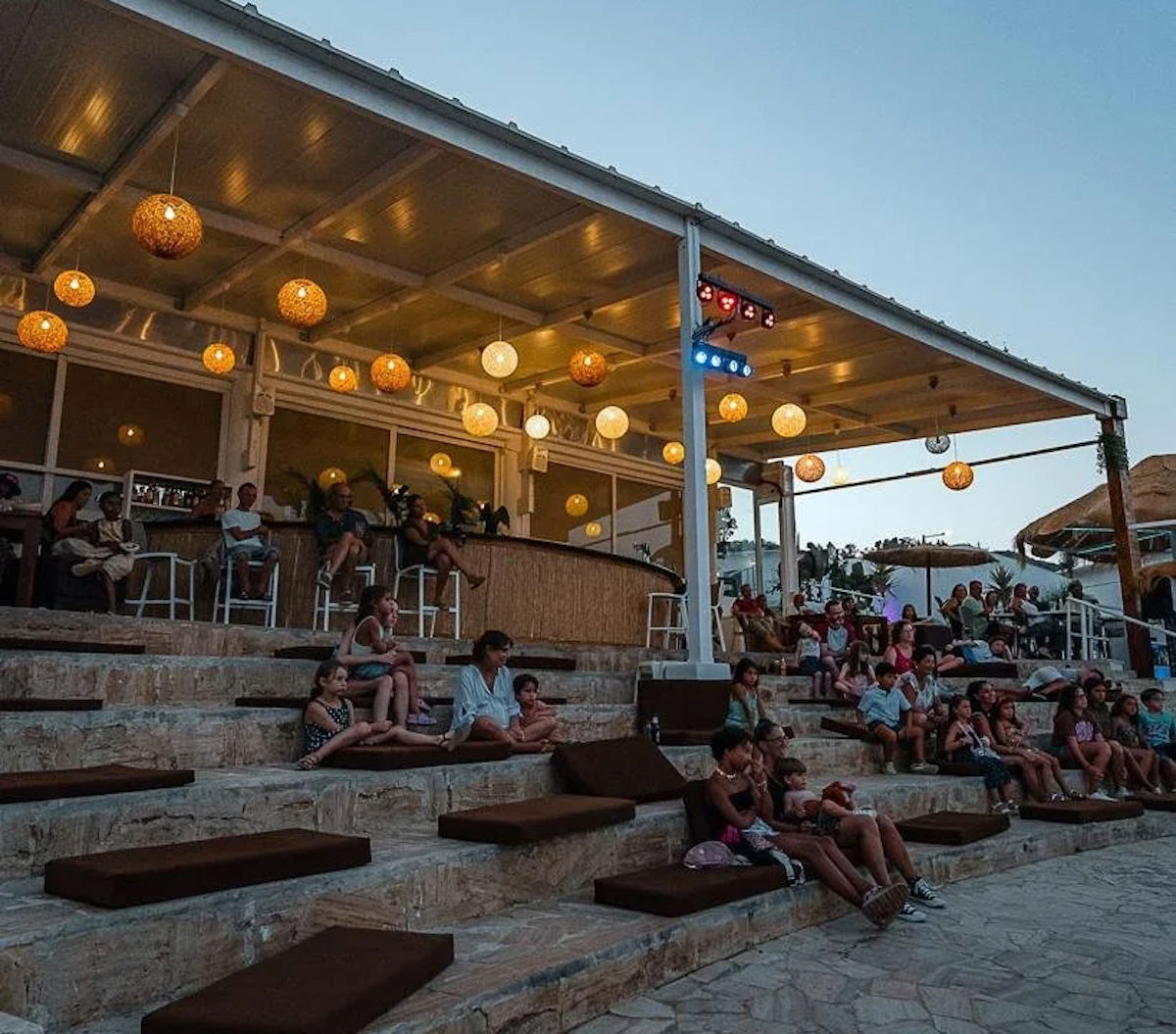 La música en vivo se ilumina la noche en Tito’s Beach Bar Mojacar «Euro Weekly News