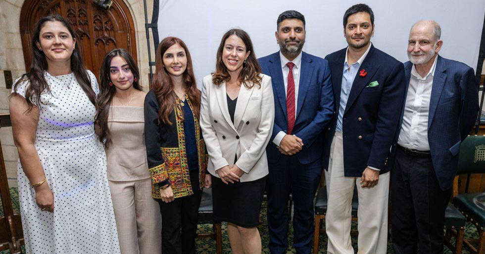 Ali Fazal asiste a una proyección especial de sus interruptores de reglas del cine en el Parlamento del Reino Unido