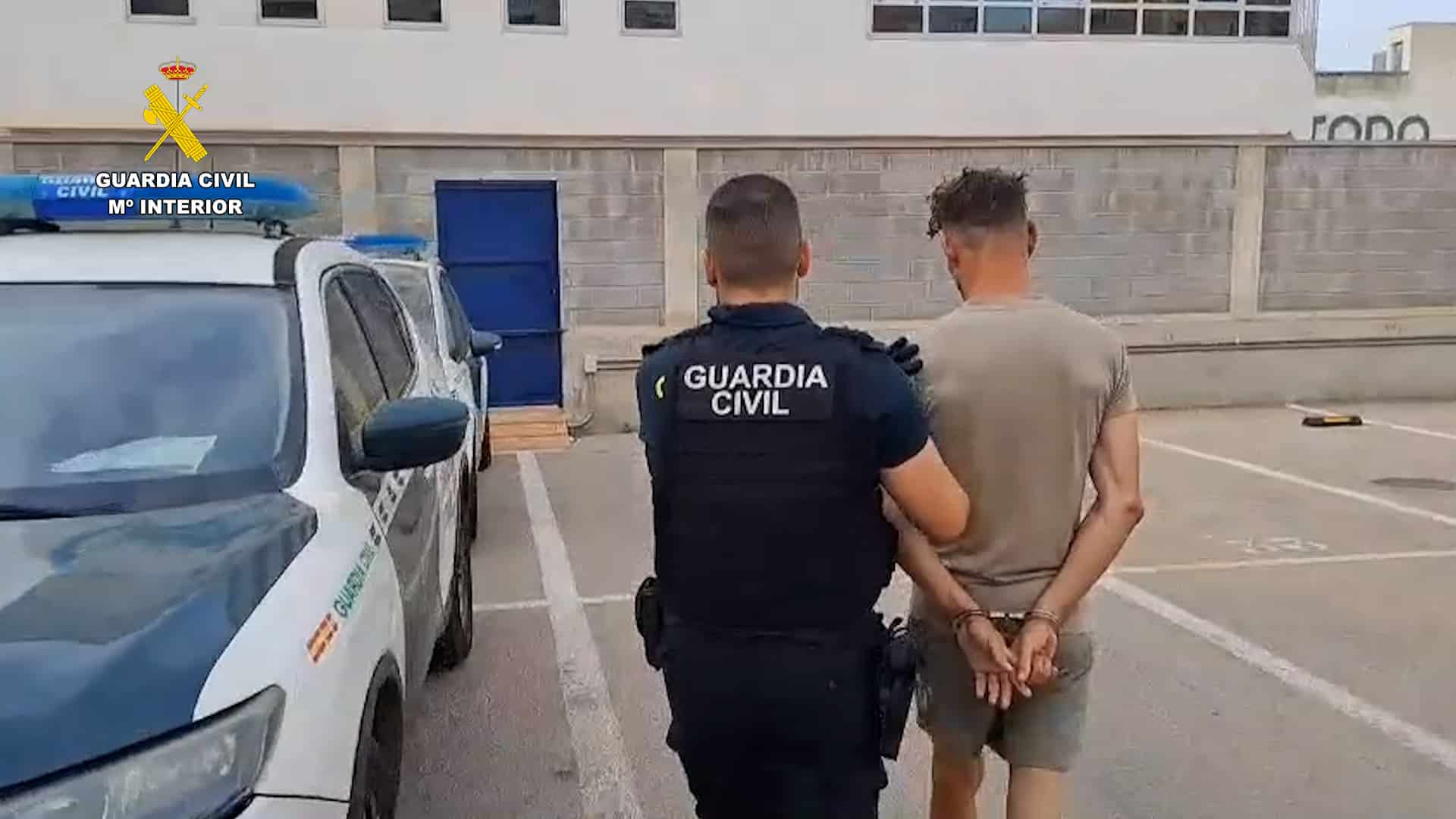 Guardia civil aprehende al hombre en el acto de robar un pub de Torrevieja