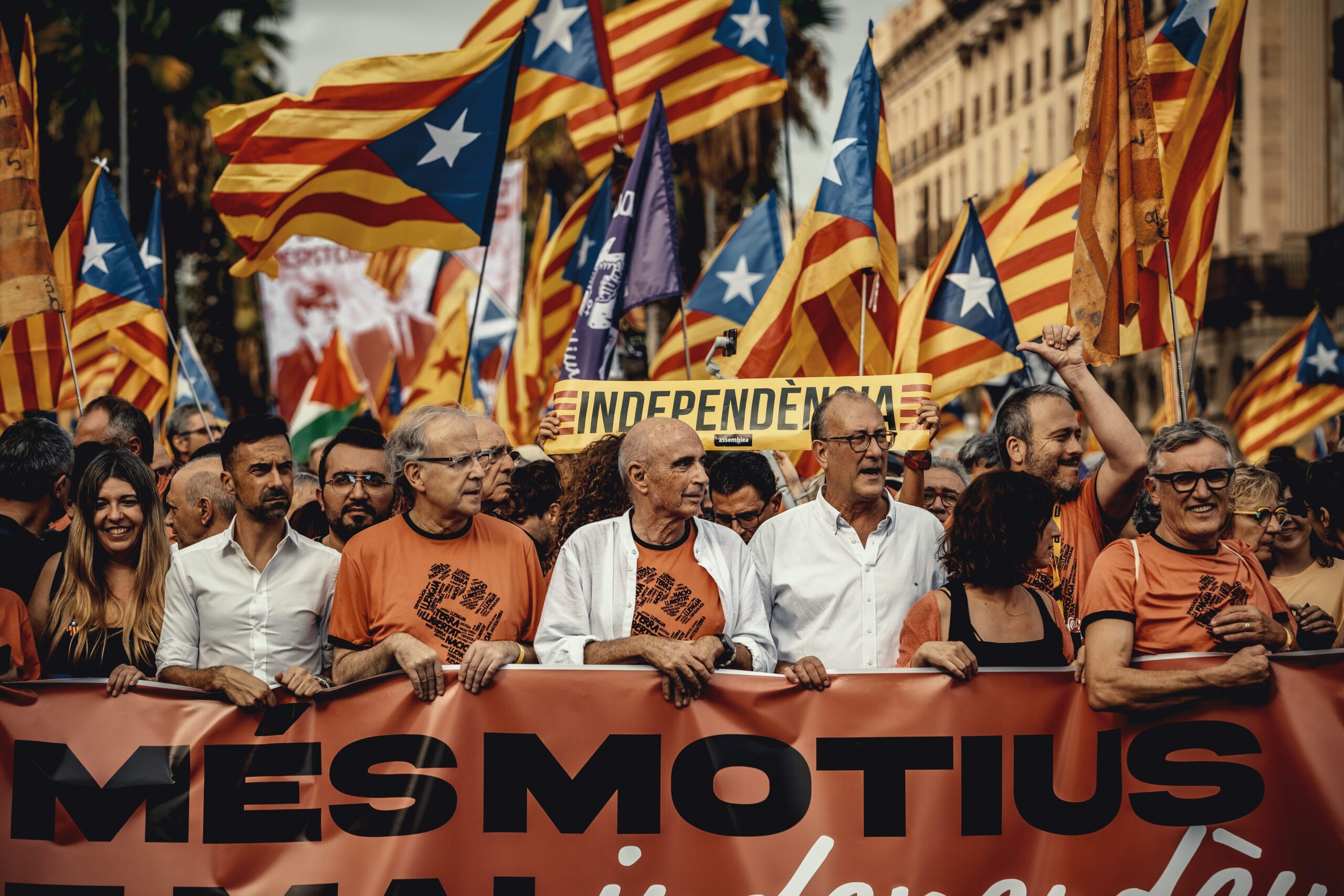 Miles salen a las calles para celebrar el Día Nacional de Cataluña, pero la participación llega a un récord bajo como apoyo a los jóvenes a la independencia PLUMMETS