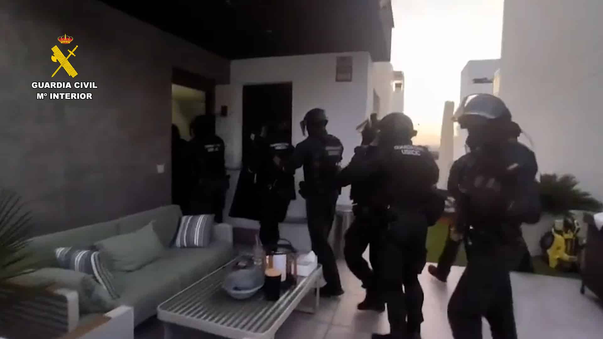 El amor de los estafadores de Torrevieja Busted: la pareja dirigió el imperio del delito cibernético desde el piso