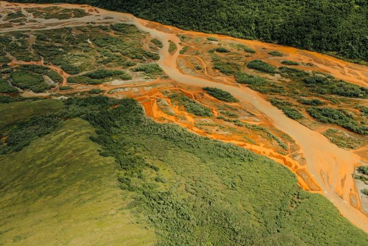 Los ríos de naranja en Alaska significan una crisis que cambia el color, exponiendo peces a metales tóxicos
