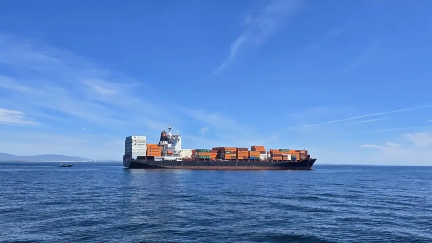 Portugués de la Armada de altas sábanas y altas sábanas de barco a Málaga