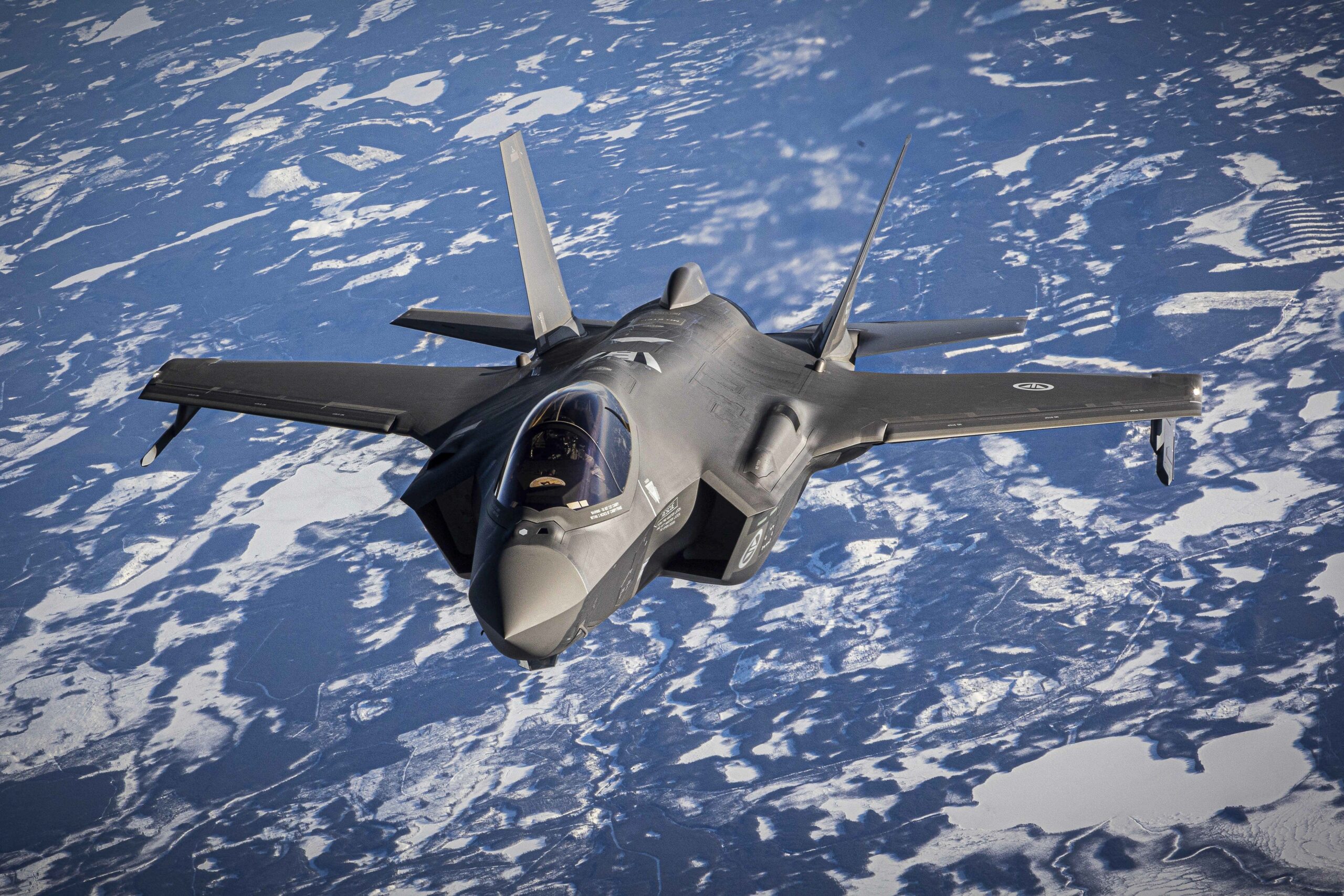 España se preparó para enviar aviones de combate y reabasteciendo los petroleros al flanco oriental de la OTAN después de las incursiones rusas