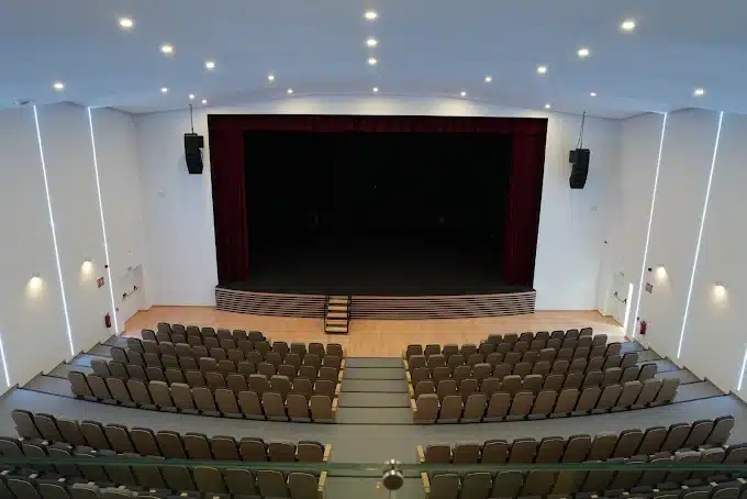 “¡Oh, sí, lo hicieron! Adapte los movimientos al nuevo teatro brillante de San Pedro”